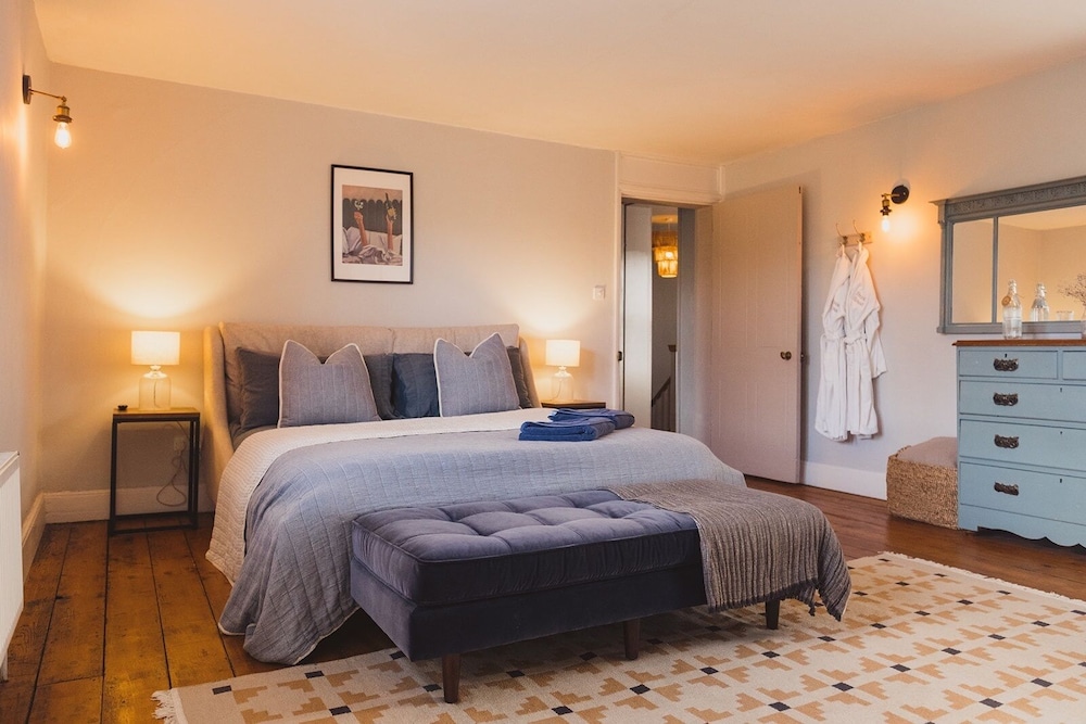 Luxury House sleeps 14 with Secret Bar near Bath — 4-Star Luxury Hotel in Warminster, United Kingdom
