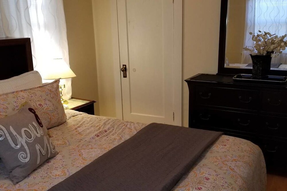 Lovely 1 King Bed Walk Downtown Pet Ok - photo 2