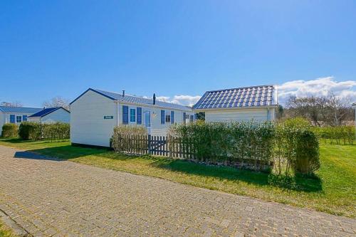 Chalet Neeltje Chaletpark Luttikduin Callantsoog aan Zee — 4-Star Luxury Hotel in Callantsoog, Netherlands