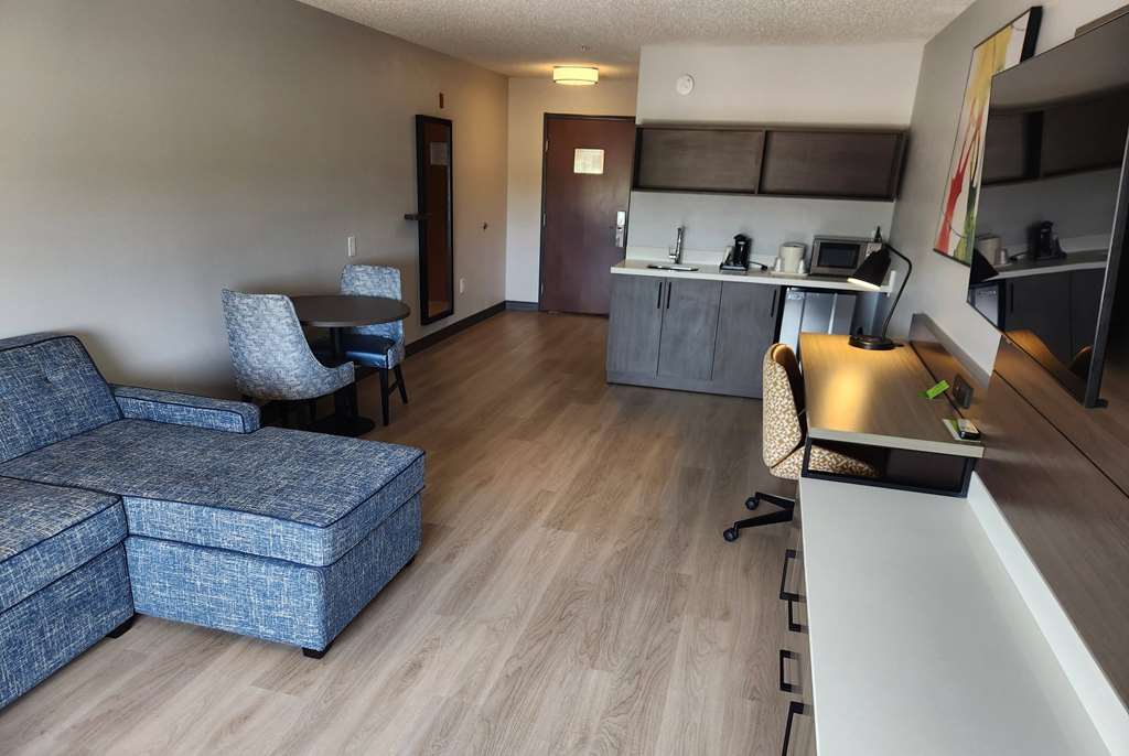 La Quinta Inn & Suites by Wyndham Warner Robins Robins AFB - photo 22