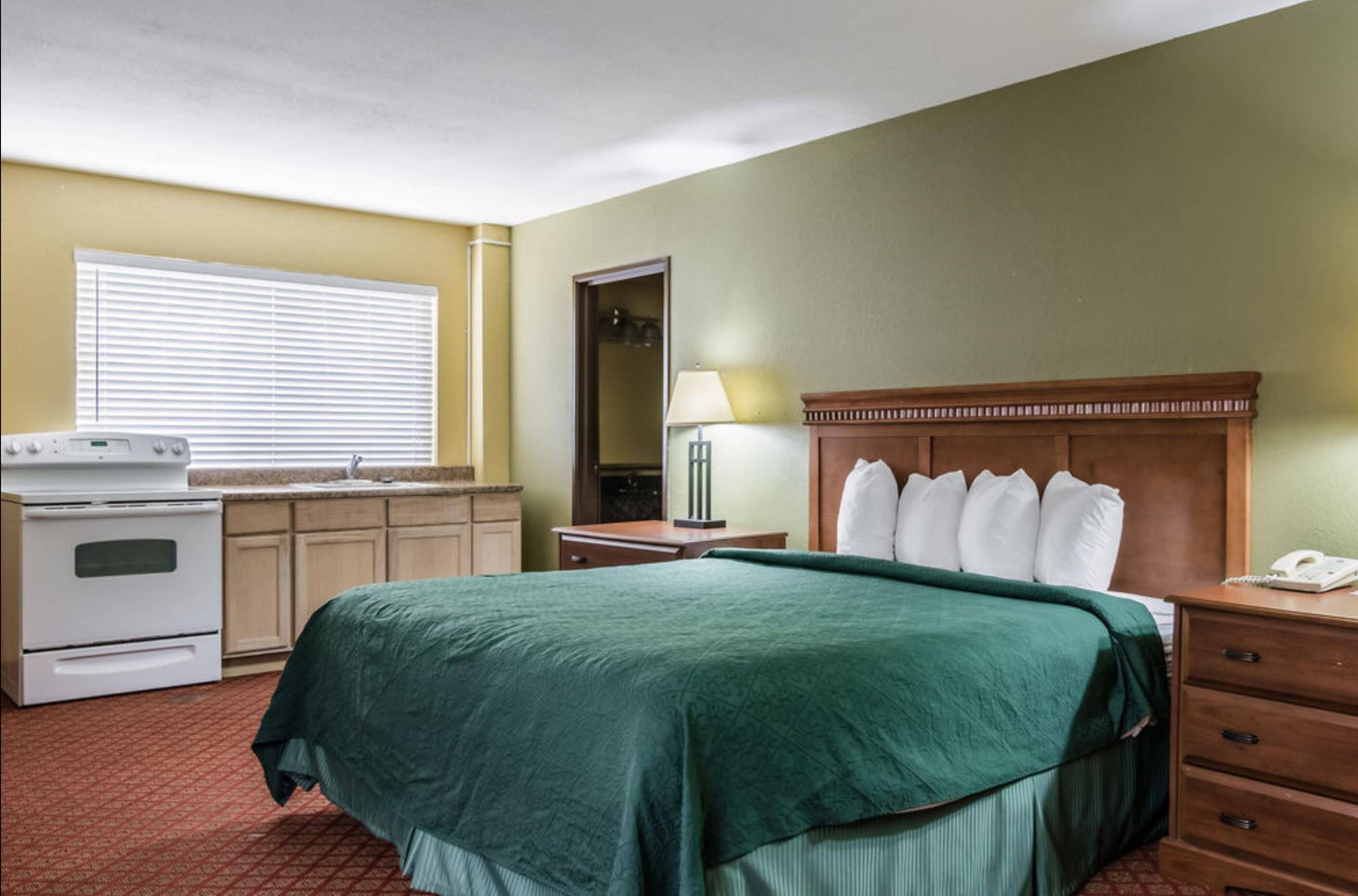 Par Central Motor Inn in Jamaica, United States