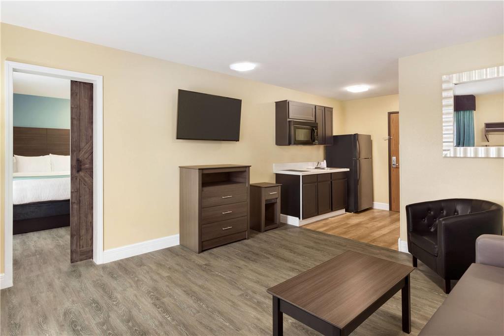 Hawthorn Suites by Wyndham St. Robert - photo 18