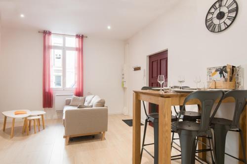 T2 Moderne Totalement Renove Hypercentre Rochefort Arrivee Autonome in Rochefort, France