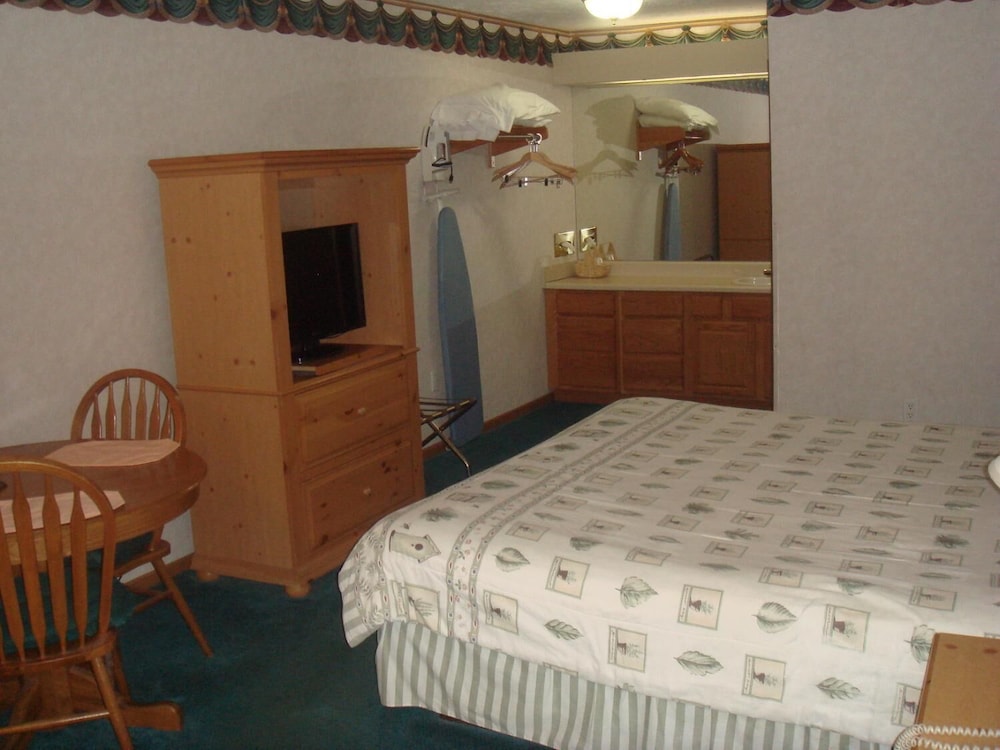 Townhouse Inn & Suites - photo 12