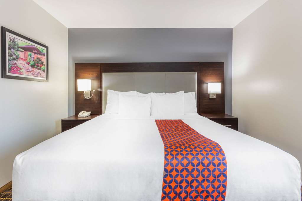 La Quinta Inn & Suites by Wyndham Rockford - photo 16