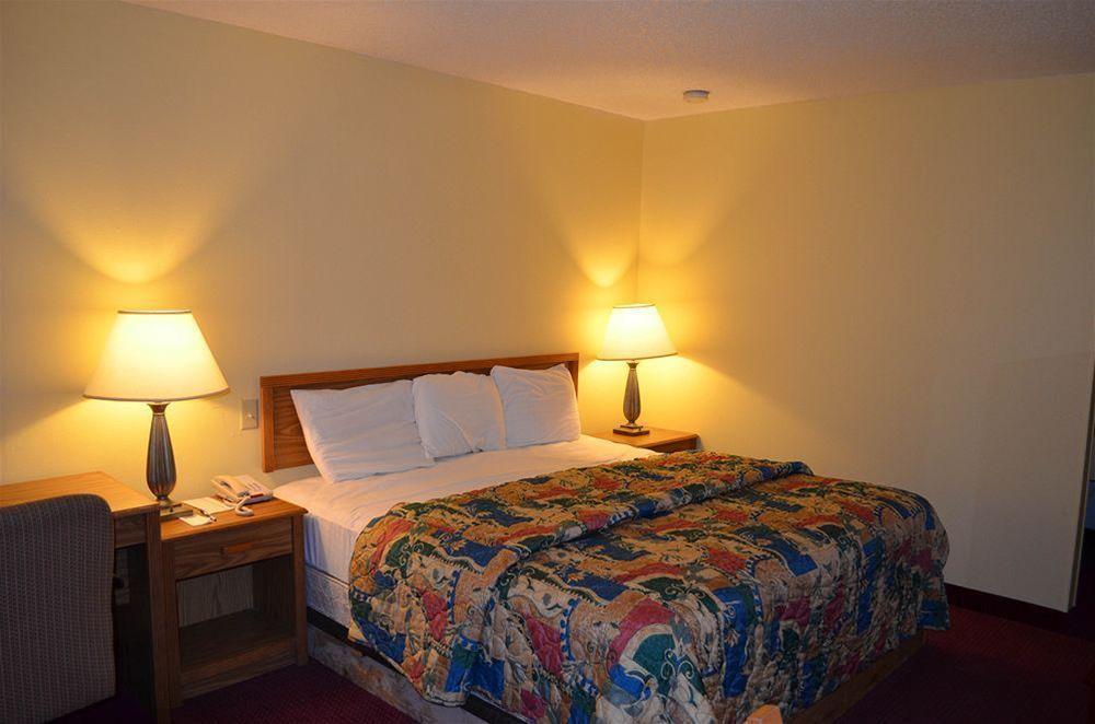 Travelodge Inn and Suites Muscatine - photo 8