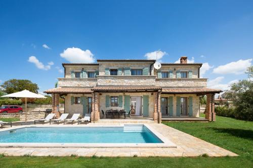 Rustic Villa Ruta with a pool in Istria — 4-Star Luxury Hotel in Sveti Lovrec Pazenaticki, Croatia