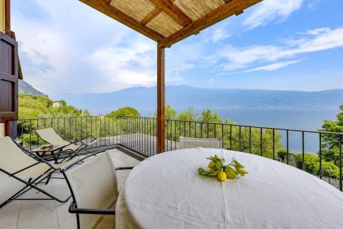 Oleandro apartment directly on the lake — 4-Star Luxury Hotel in Gargnano, Italy