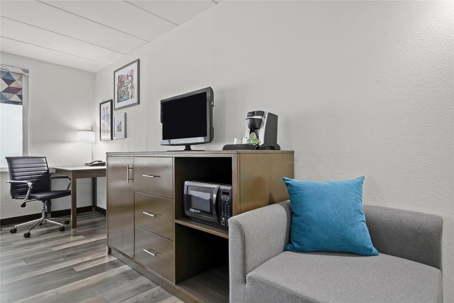 La Quinta Inn & Suites by Wyndham Sturbridge - photo 26