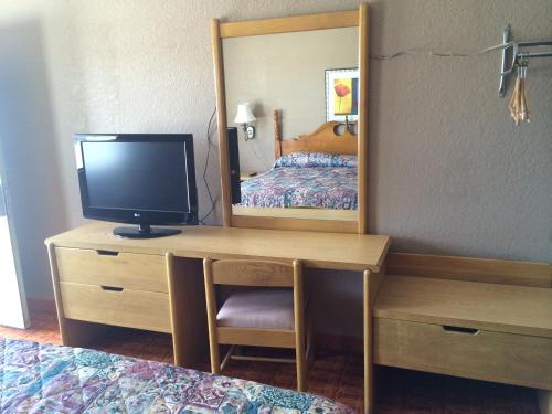Lake Shore Motel - photo 24