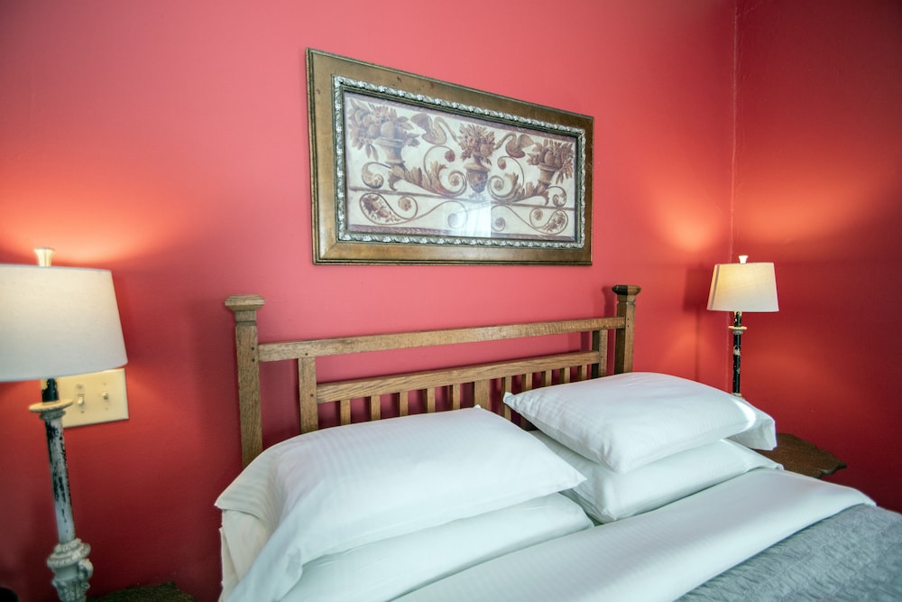 Looking Glass Inn - photo 6