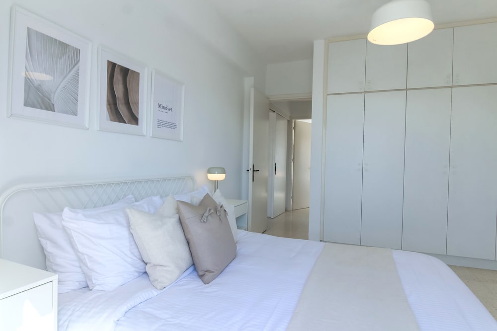 Phaedrus Living: Byzantium Modern City Flat
