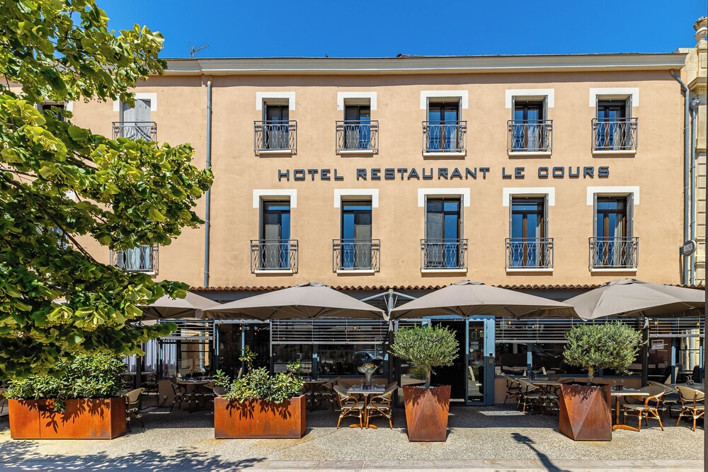 Logis Hôtel Restaurant Le Cours - carbon neutral hotel in Saint-Gilles