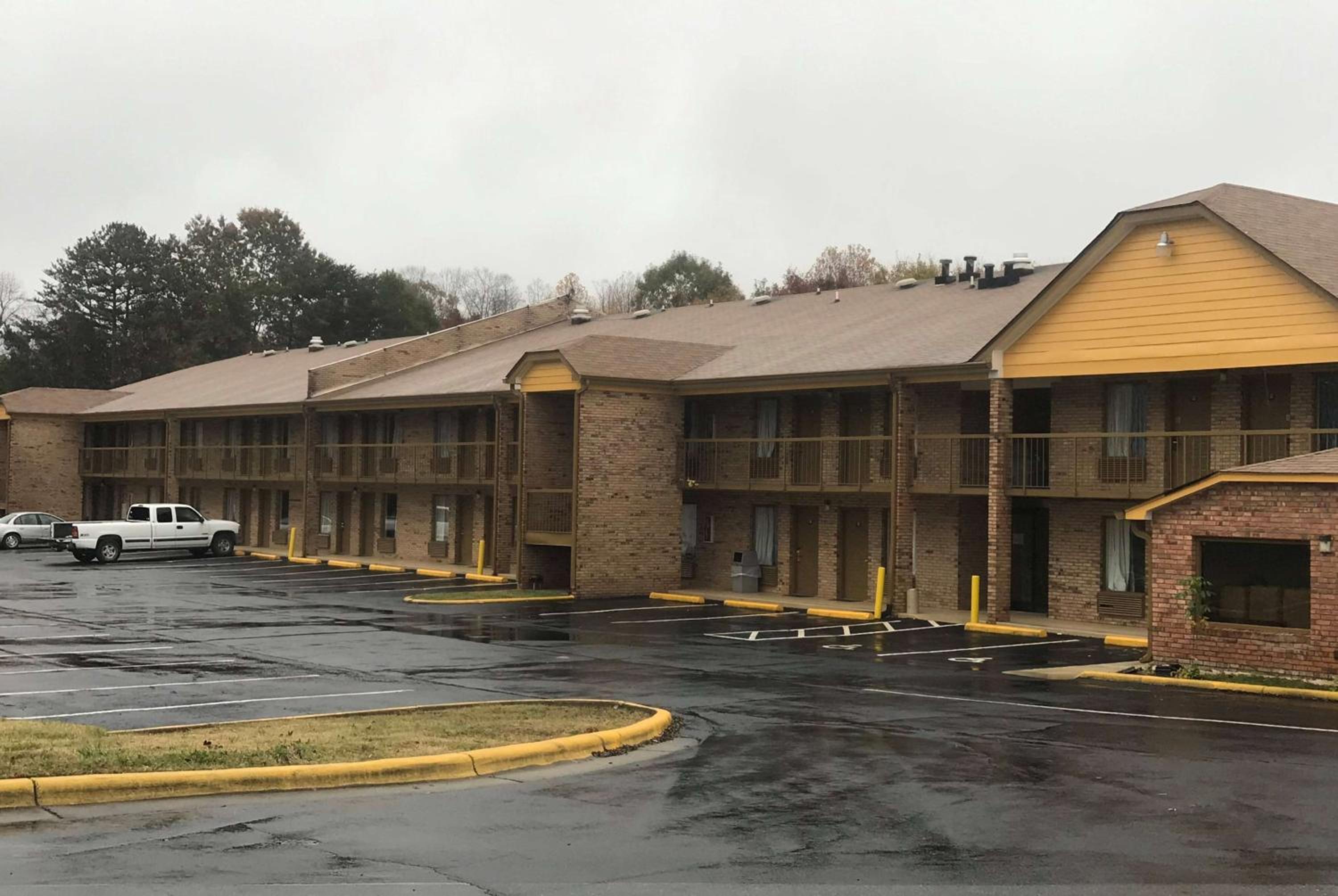 Days Inn by Wyndham King Winston Salem Area — hotel in King