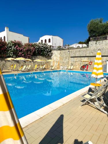 Casa la Perla Alloggio Con Terrazza Panoramica Piscina E Free Parking — 4-Star Luxury Hotel in Ceriale, Italy