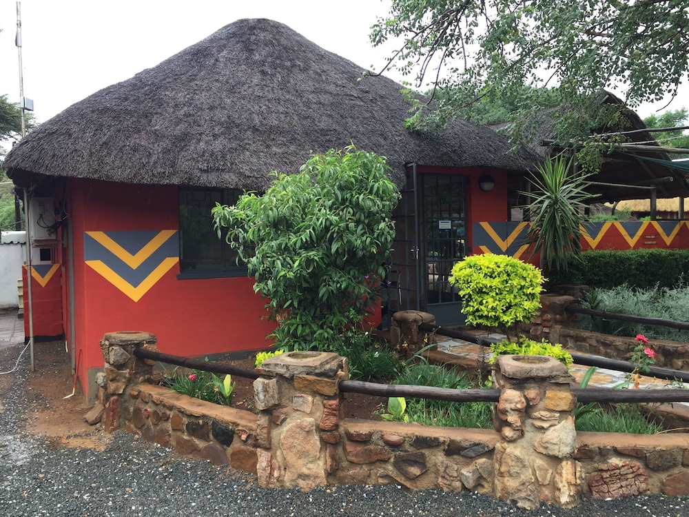 Kgogomodumo Lodge — Kanye — photo 2