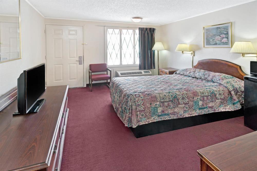 Knights Inn Pittsburgh Bridgeville - photo 8