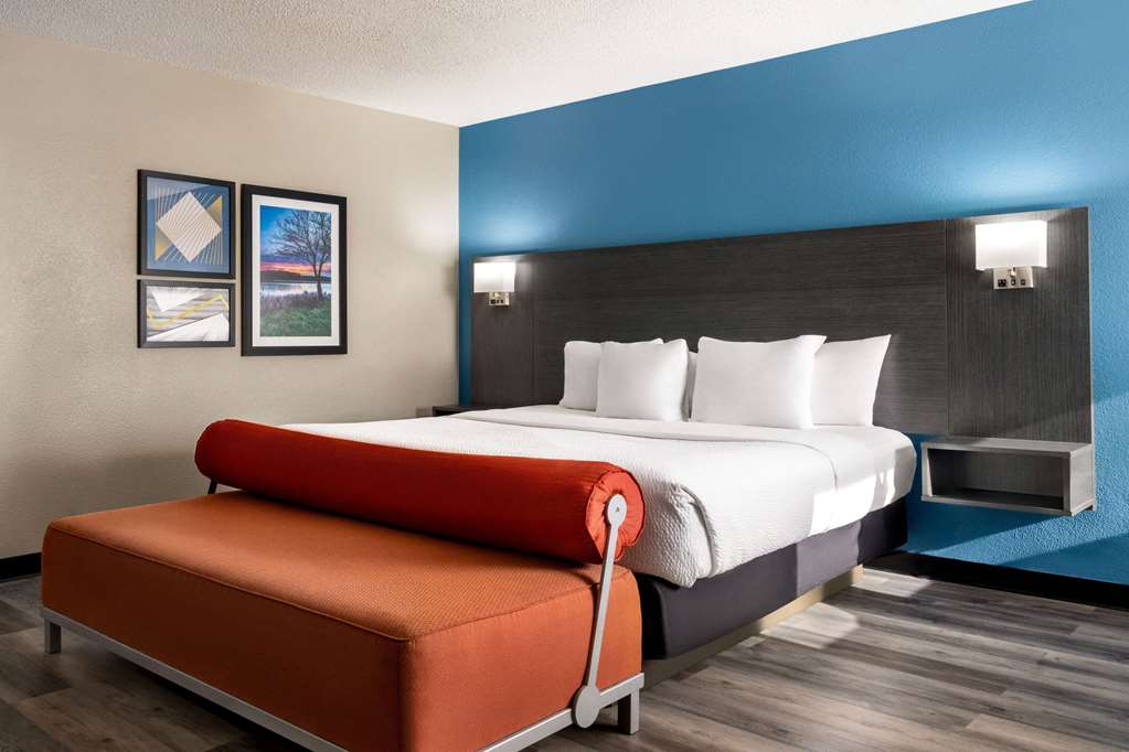 La Quinta Inn & Suites by Wyndham Chicago Tinley Park - photo 27