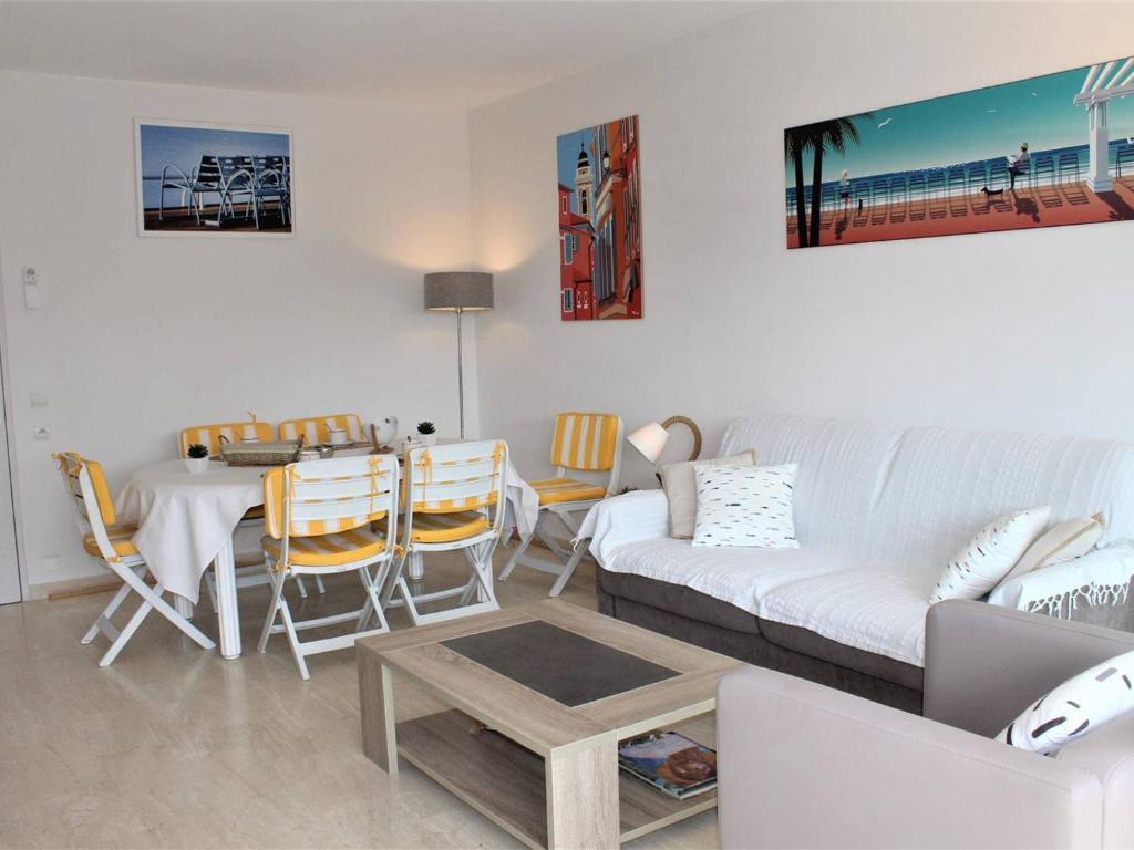 Grand T2 vue mer panoramique étage très élevé in Villeneuve-Loubet, France