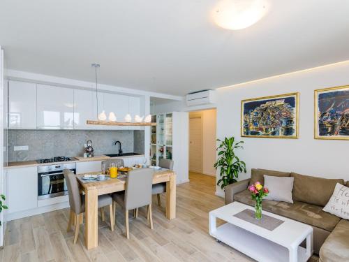 Apartments Lazarin Two Bedroom Apartment with Balcony and Sea View 1 Veliki