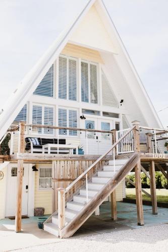 A Frame 2 minutes to Beach Pet Friendly Loft — 4-Star Luxury Hotel in Carolina Beach, United States
