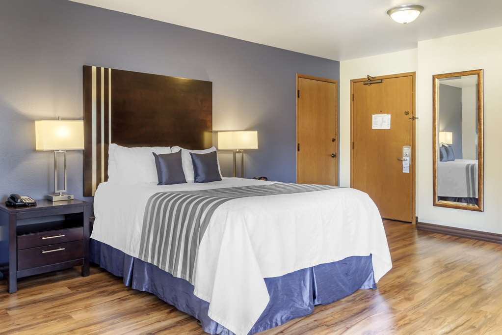 Best Western Plus Edmonds Harbor Inn - photo 21