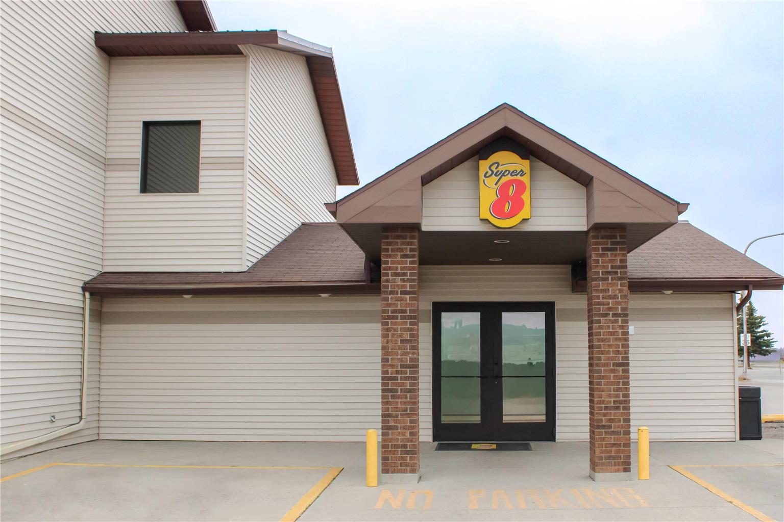 Super 8 by Wyndham Williston ND - carbon neutral hotel in Williston