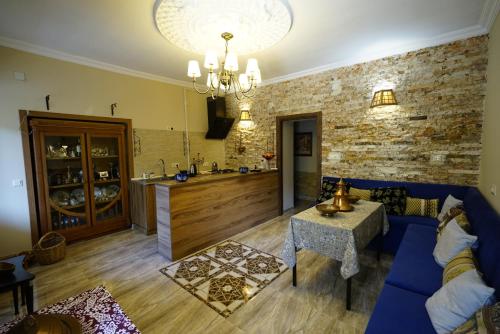 Hotel Daisy S Home