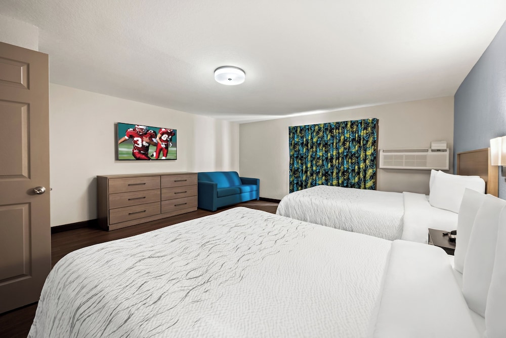Red Roof Inn PLUS & Suites Naples Downtown 5th Ave S - photo 12