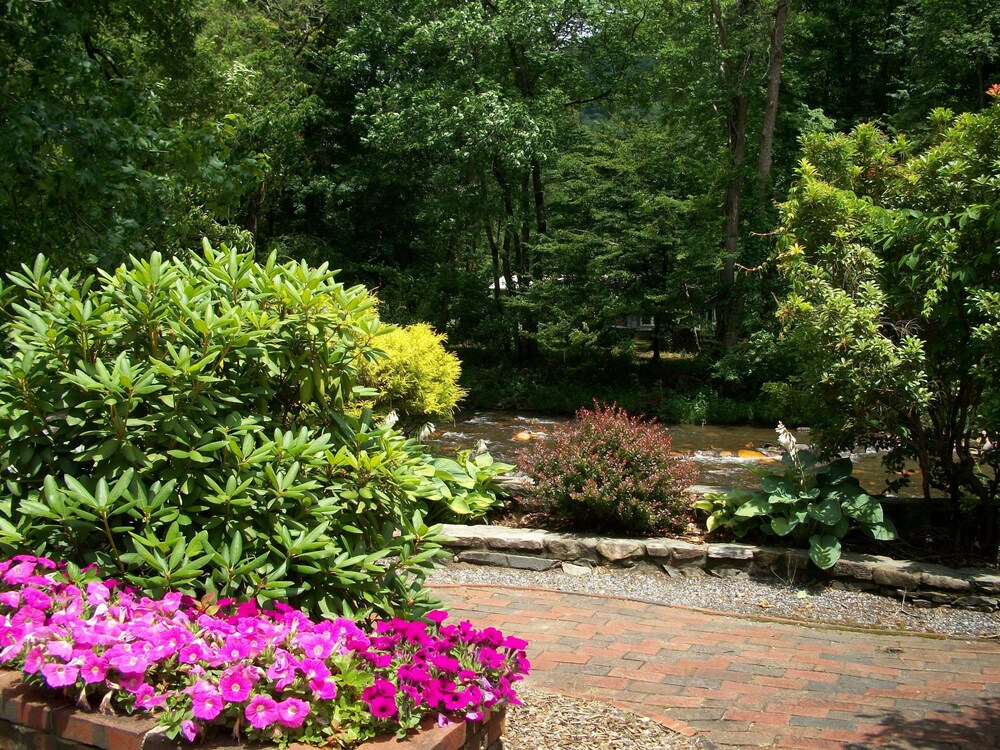 Rivers Edge Motel - carbon neutral hotel in Cherokee