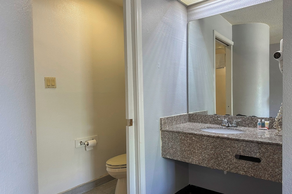 Classic Inn By OYO I 240 Near Memphis Airport - photo 66