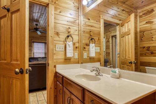 Lazy Bear Lodge Hot Tub Resort Pool WIFI 1089 FREE tickets each paid day Dollywood and More - photo 13