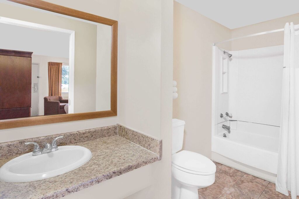 Courtyard Hotel & Event Center - photo 5