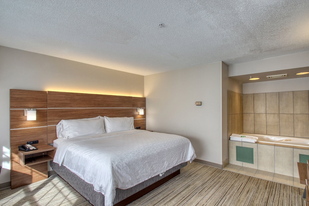 Holiday Inn Express Hotel & Suites Oshkosh by IHG - photo 32
