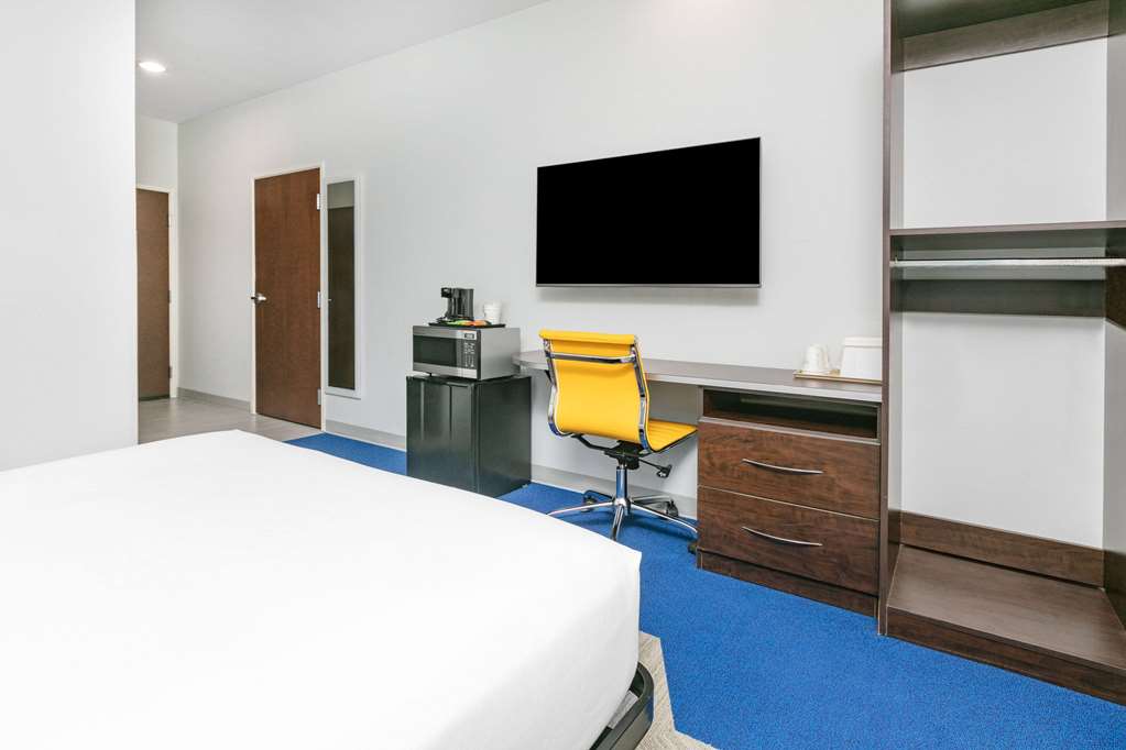 Microtel Inn & Suites by Wyndham Austin Airport - photo 12
