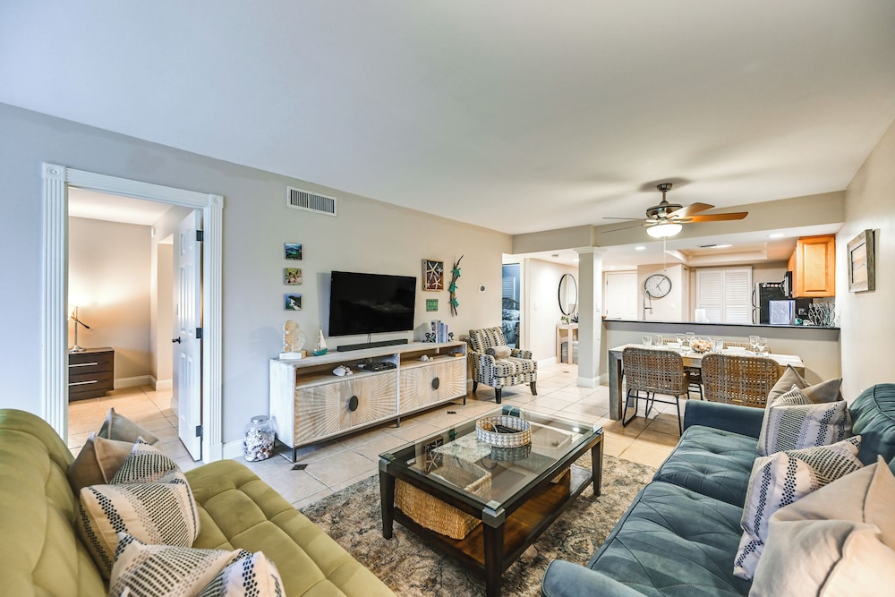 Beachy Marco Island Condo with Resort Amenities — hotel in Marco Island