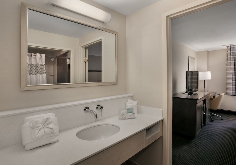 Hampton Inn & Suites Milwaukee Downtown - photo 35