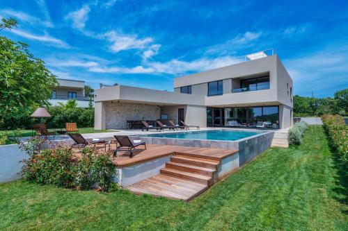 Luxury beachside villa with a pool and a sea view — 4-Star Luxury Hotel in Medulin, Croatia