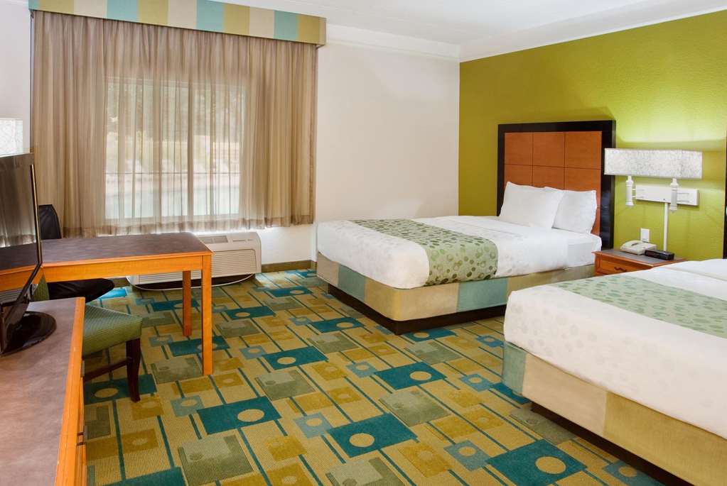 La Quinta by Wyndham Haywood Mall Near Greenville Downtown - photo 17