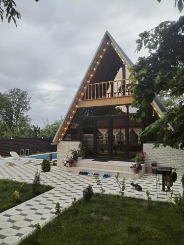 A frame - carbon neutral hotel in Qutqashen