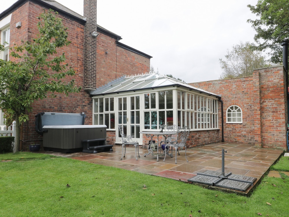 Ash Tree Lodge — 4-Star Luxury Hotel in Kingston Upon Hull, United Kingdom