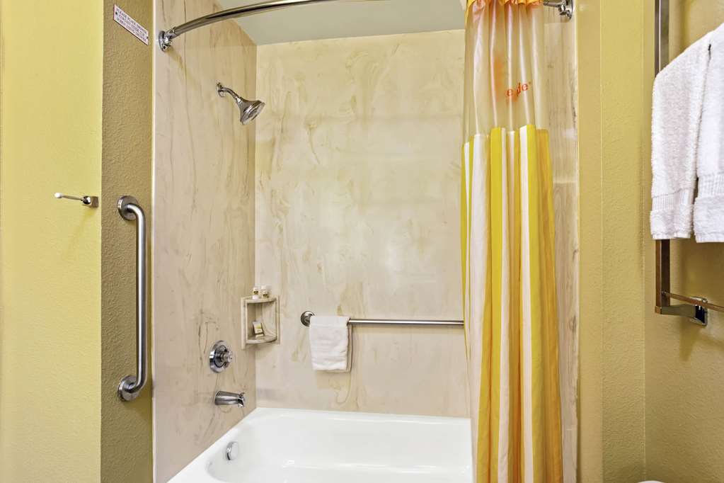 La Quinta Inn & Suites by Wyndham Denver Gateway Park - photo 28