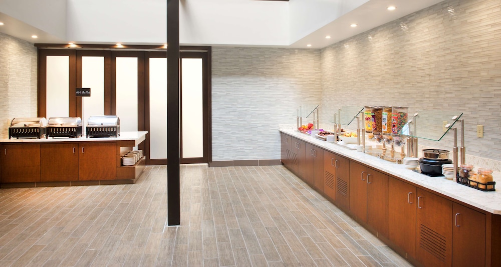 Embassy Suites by Hilton Cincinnati Northeast Blue Ash - photo 31