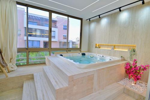 Luxury apartment with jaccuzi — 4-Star Luxury Hotel in Marrakesh, Morocco