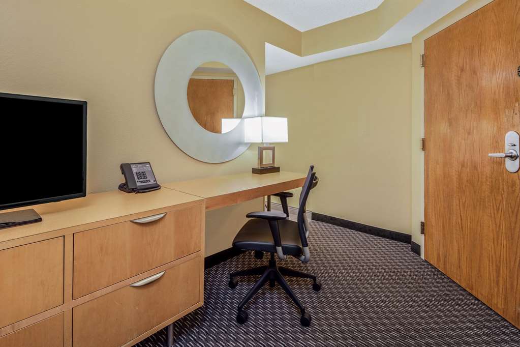 La Quinta Inn & Suites by Wyndham Naples Downtown - photo 26