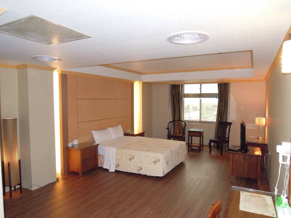 San Ho Business Hotel — hotel in Douliu