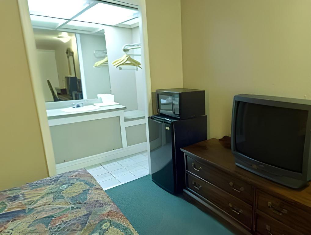 Americas Best Value Inn Lansing - photo 15