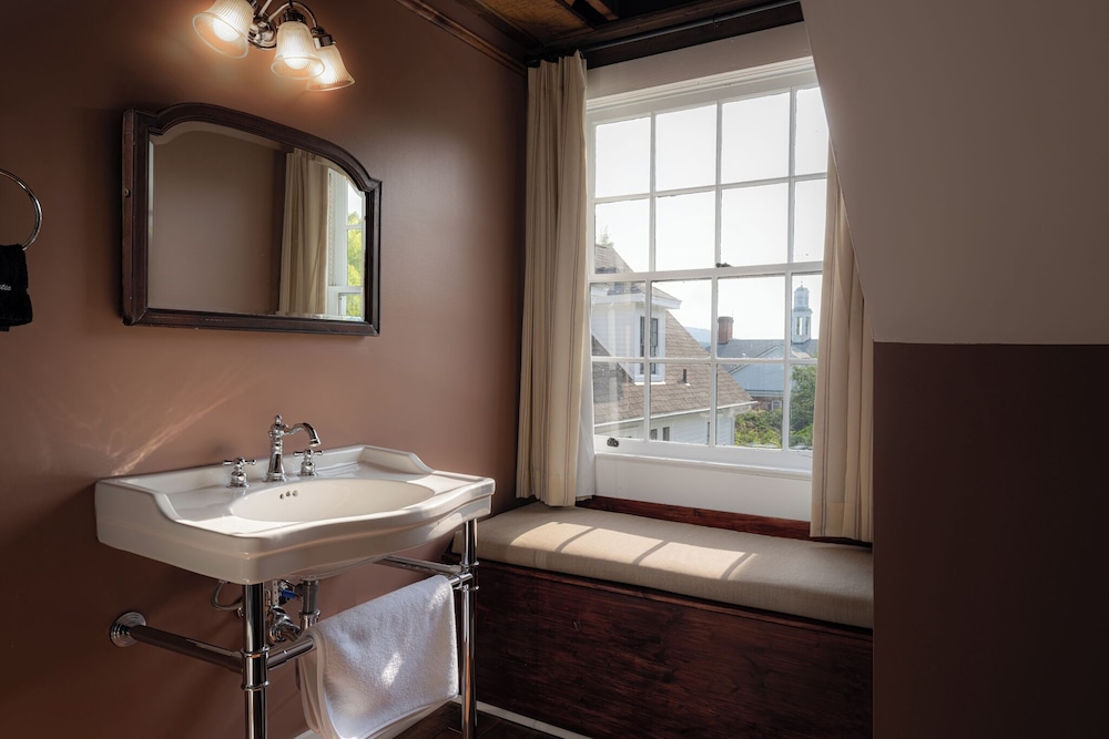 The NuWray Hotel & Carriage House - photo 72