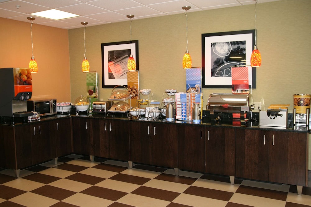 Hampton Inn Youngstown North - photo 36
