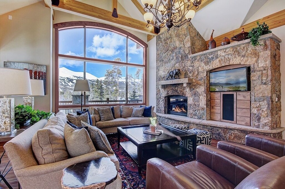 Mountain Majesty Manor Main Street by Pinnacle Lodging - photo 16